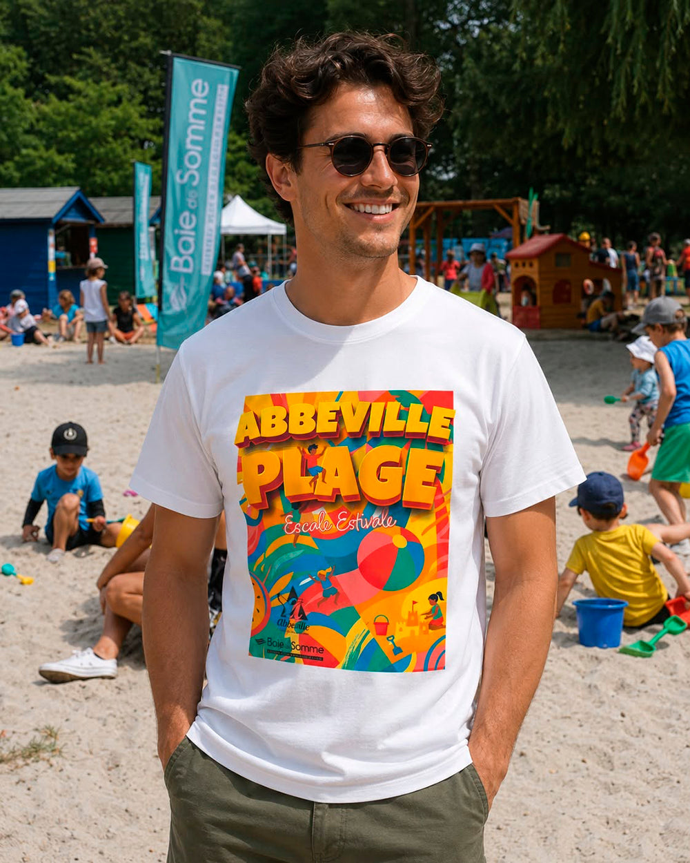 Homme portant un t-shirt blanc avec visuel multicolore Abbeville Plage