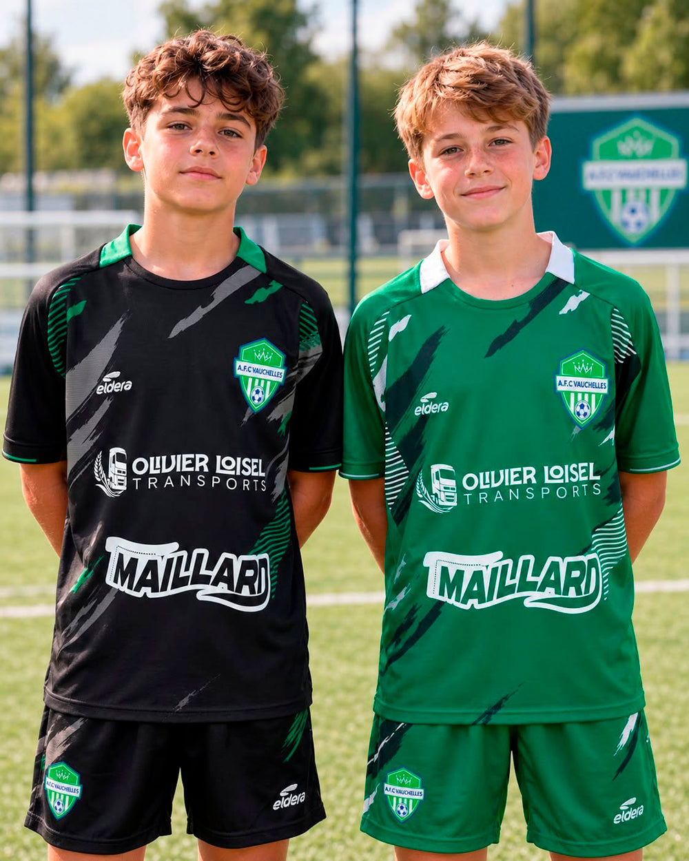 Deux joueurs portant les tenues de football noire et verte de l’AFC Vauchelles