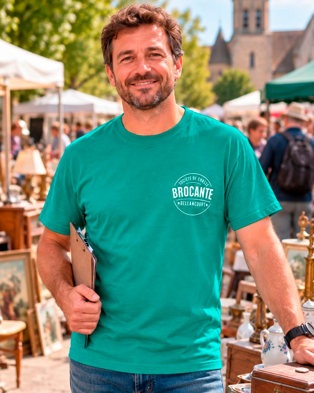 Homme portant un t-shirt vert personnalisé pour la brocante de Bellancourt