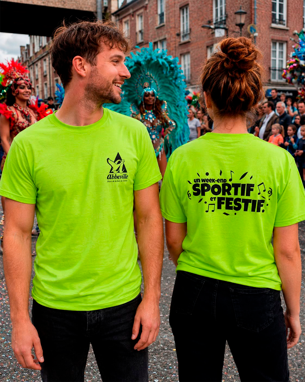 T-shirts vert fluo personnalisés pour le carnaval d’Abbeville, présentés de face et de dos