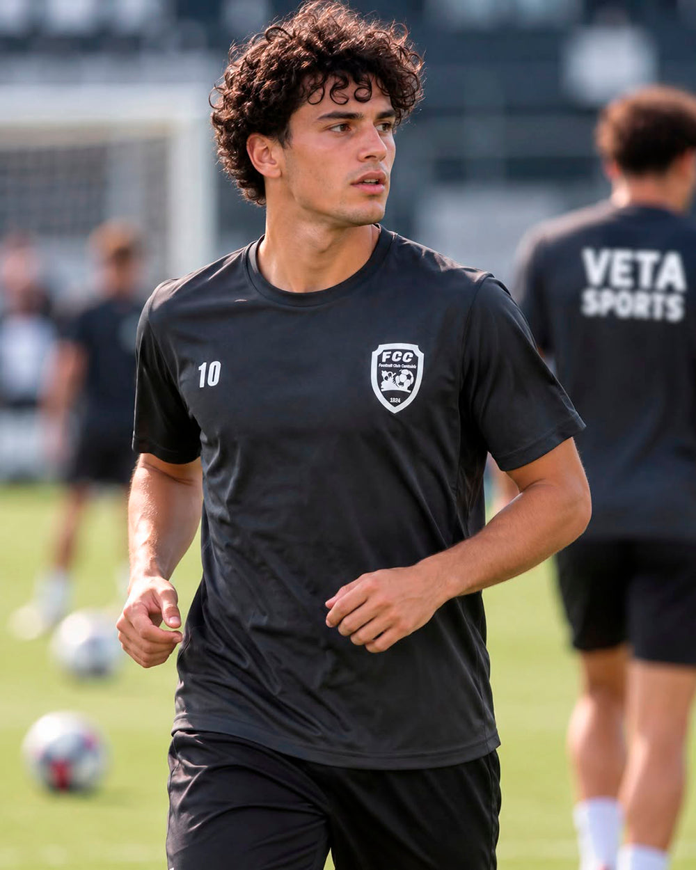 Joueur portant une tenue de football noire du Football Club Centulois