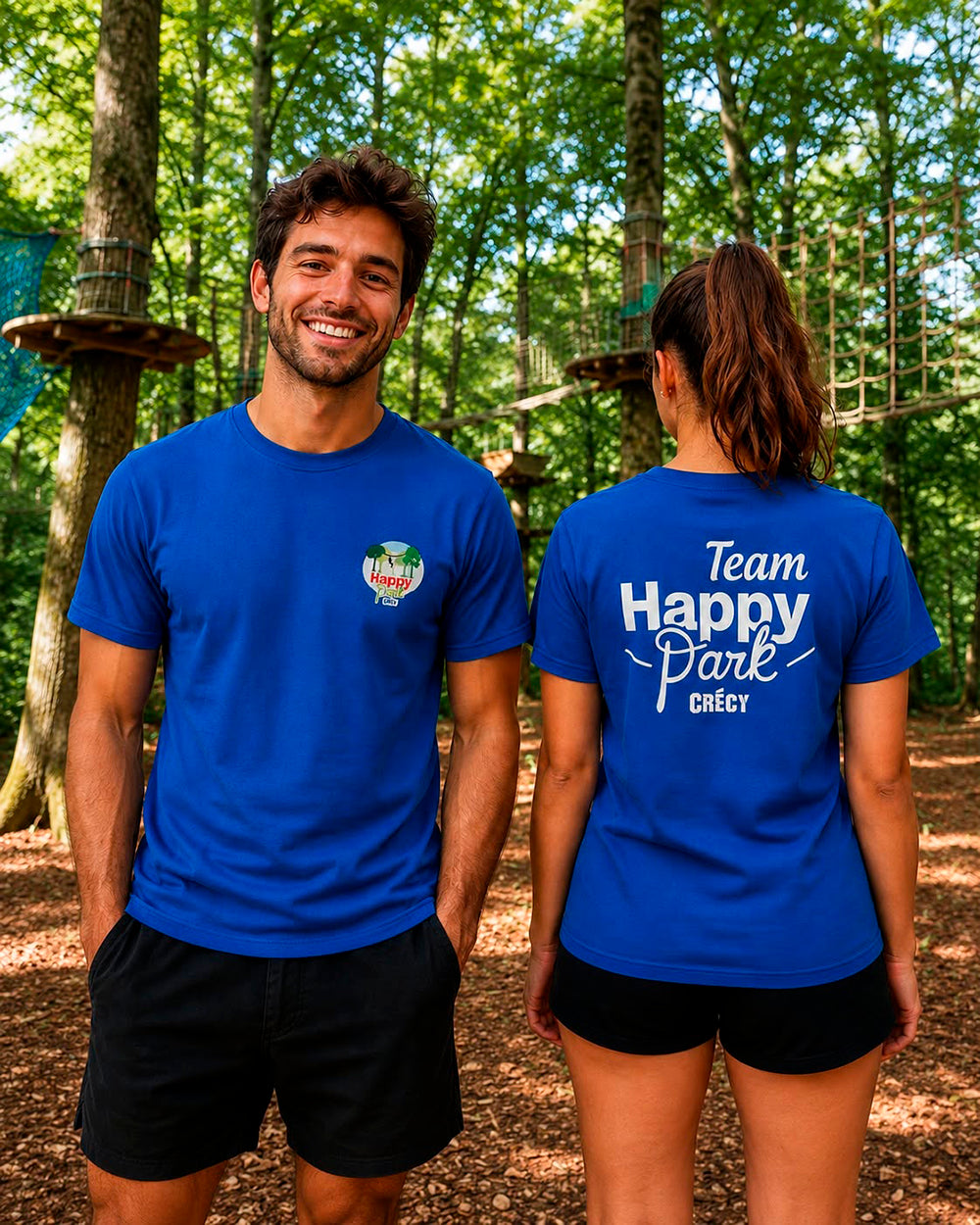 T-shirts bleus Team Happy Park, présentés de face et de dos en forêt