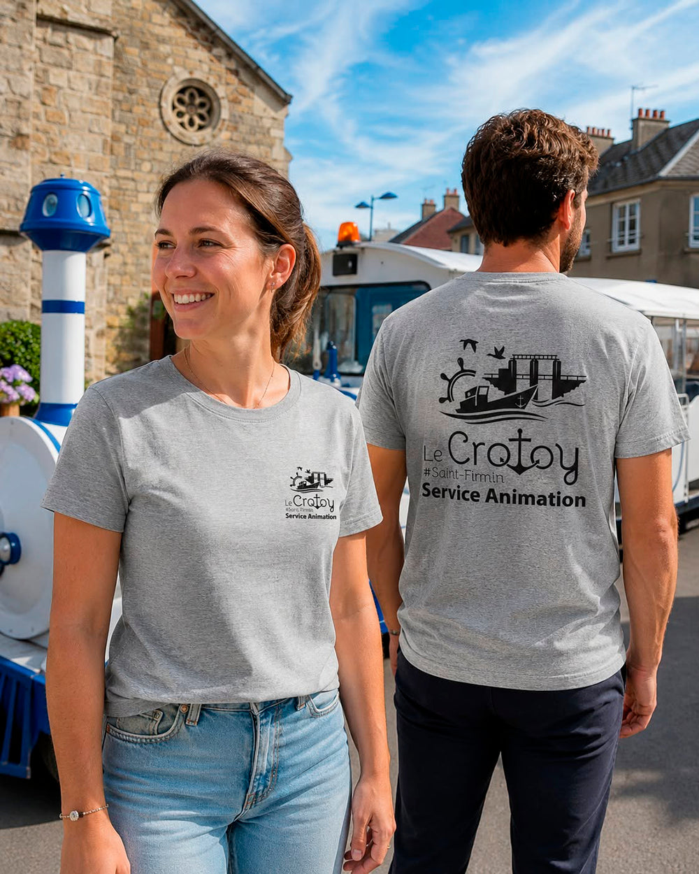 T-shirts gris du service animation du Crotoy, présentés de face et de dos