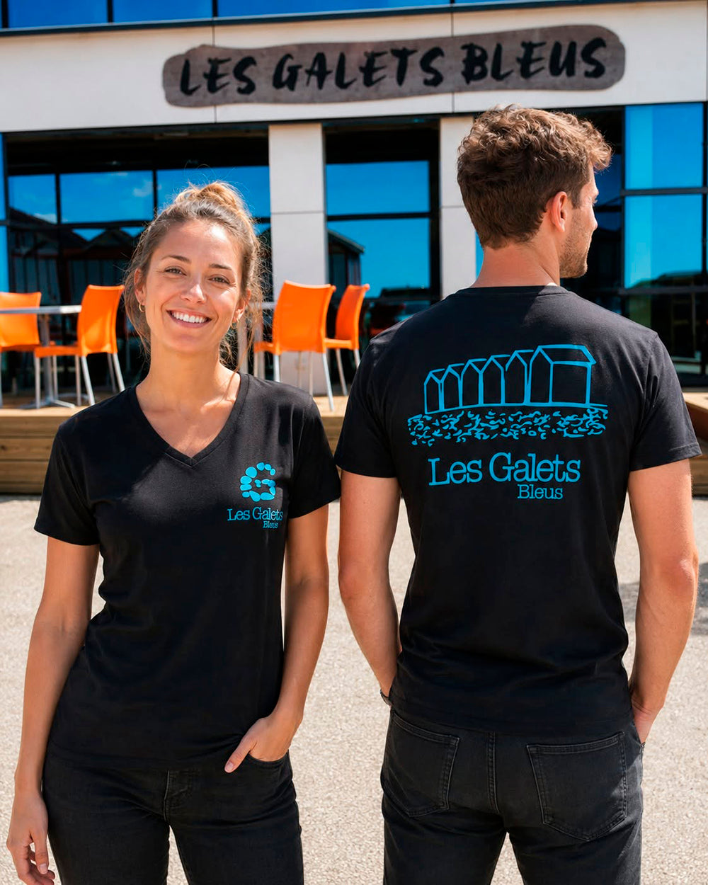 T-shirts noirs Les Galets Bleus Le Crotoy, présentés de face et de dos devant l’établissement
