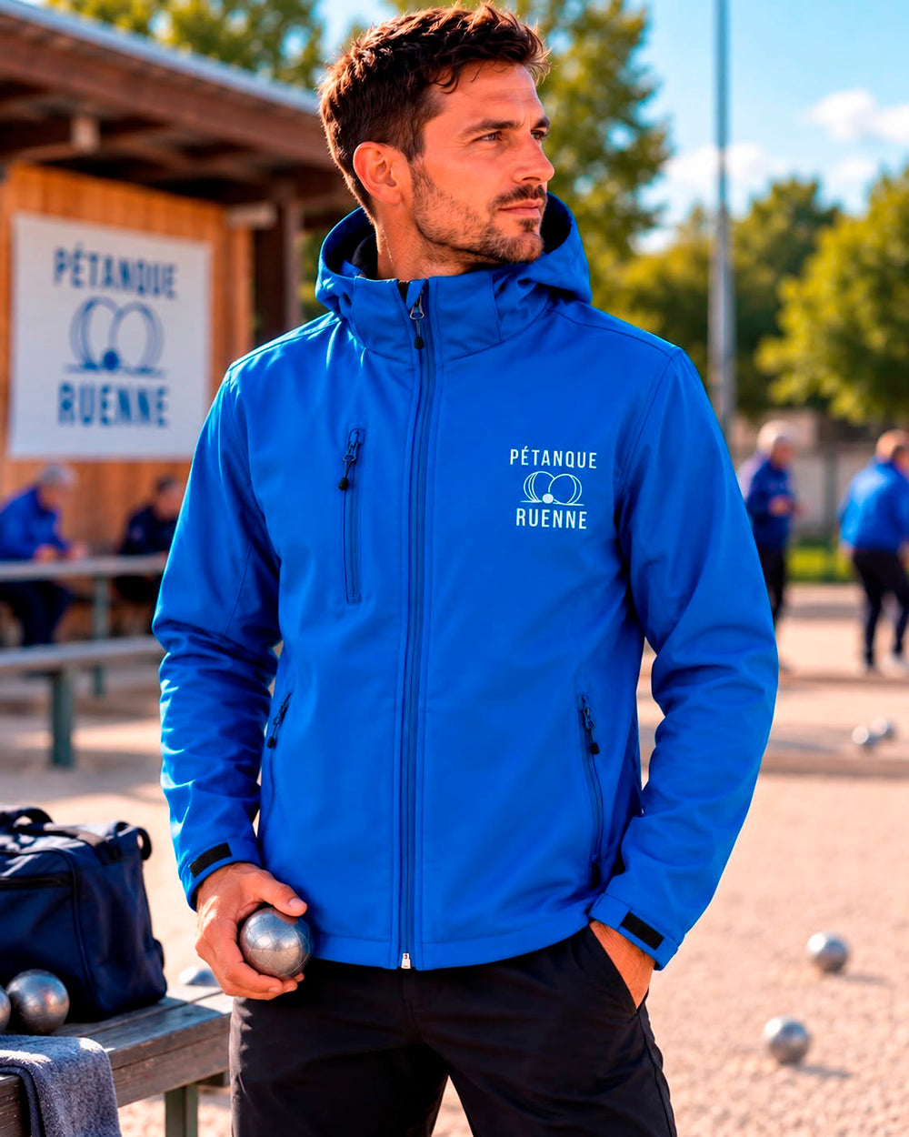 Homme portant une veste bleue personnalisée pour la pétanque ruennoise