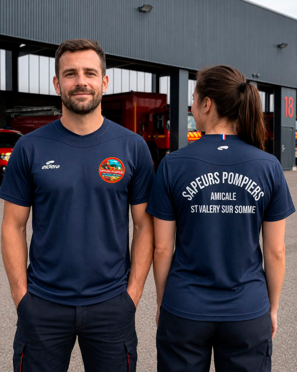 Polos bleu marine des sapeurs-pompiers de Saint-Valery-sur-Somme, présentés de face et de dos