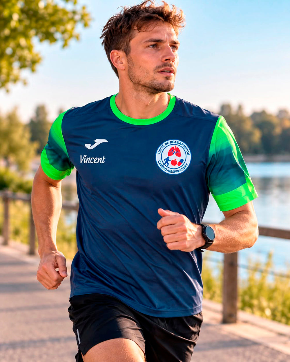 Coureur portant un maillot bleu et vert personnalisé pour le triathlon de l’hôpital d’Abbeville