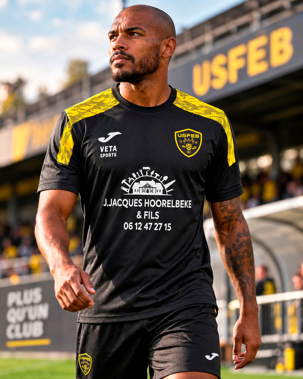 Joueur portant un maillot de football noir à détails jaunes de l’USFEB