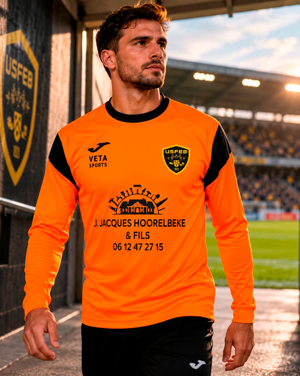 Gardien portant un maillot de football orange à manches longues de l’USFEB